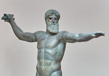 Farbiger Abguss einer Bronzestatue des Zeus, der mit dem rechten Arm ausholt um einen Blitz zu schleudern. Mit der ausgestreckten Linken zielt er.