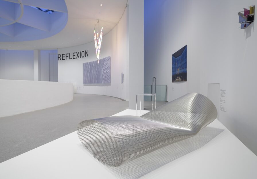 Der Blick in die Ausstellung REFLEXION zeigt Gemälde und dreidimensionale Objekte.