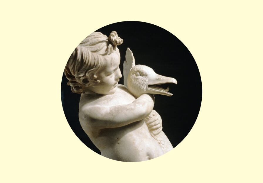 Antike Marmorstatue eines Knaben, der eine Gans am Hals packt und würgt.