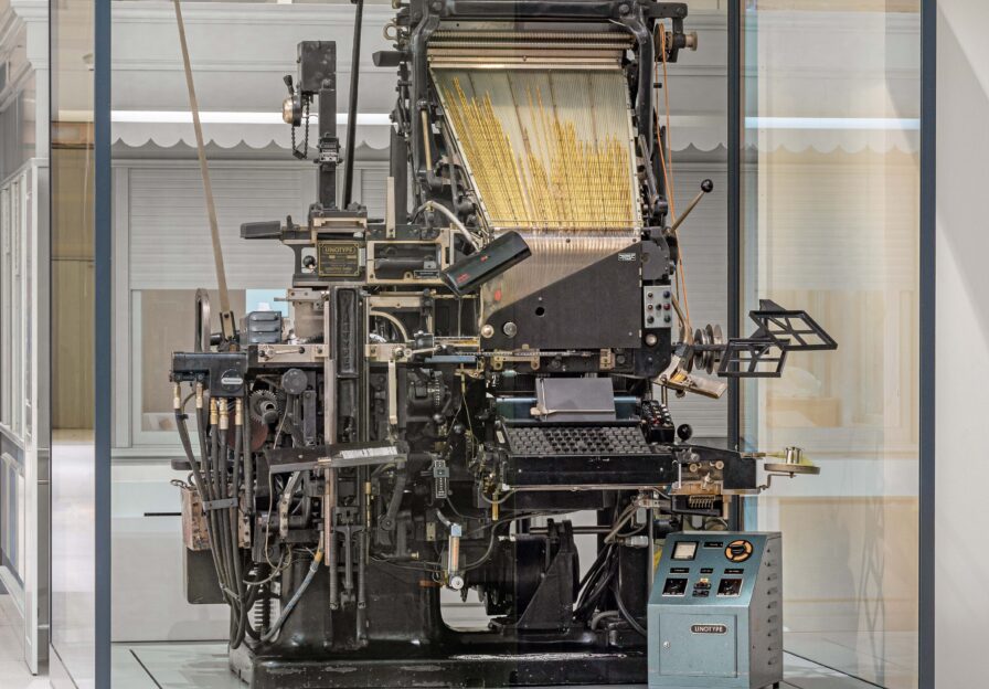 Die Linotype-Setzmaschine ist in der Entwicklung ein Bindeglied zwischen Handsatz und Desktop-Publishing.
