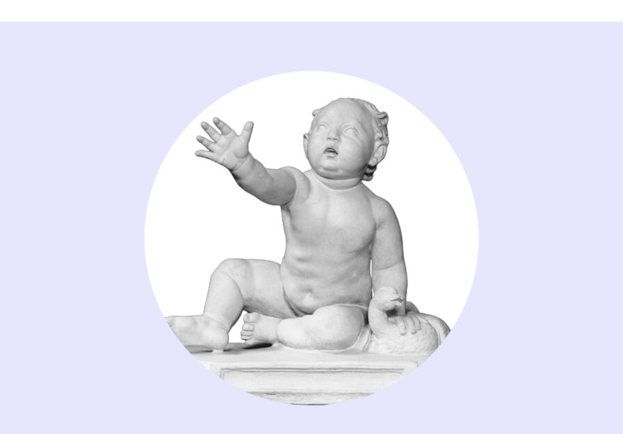 Abguss einer griechischen Statue. Ein nacktes Kleinkind sitzt am Boden mit einer Fuchsgans neben sich sitzend.
