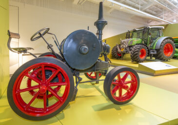 Historische Traktoren im Museum.