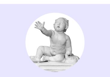 Abguss einer griechischen Statue. Ein nacktes Kleinkind sitzt am Boden mit einer Fuchsgans neben sich sitzend.
