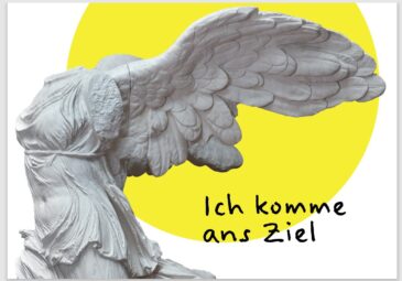 Postkarte mit Statue mit Flügeln und der Aufschrift: "Ich komme ans Ziel"