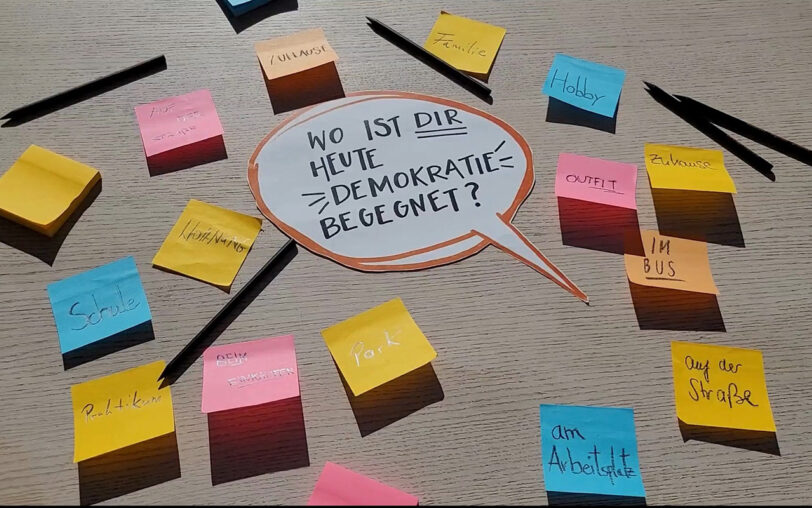 Workshop-Board mit Post-Its und dem Thema: Wo ist dir heute Demokratie begegnet?