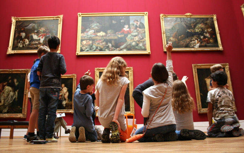 Aktive, neugierige Kinder in der Alten Pinakothek.