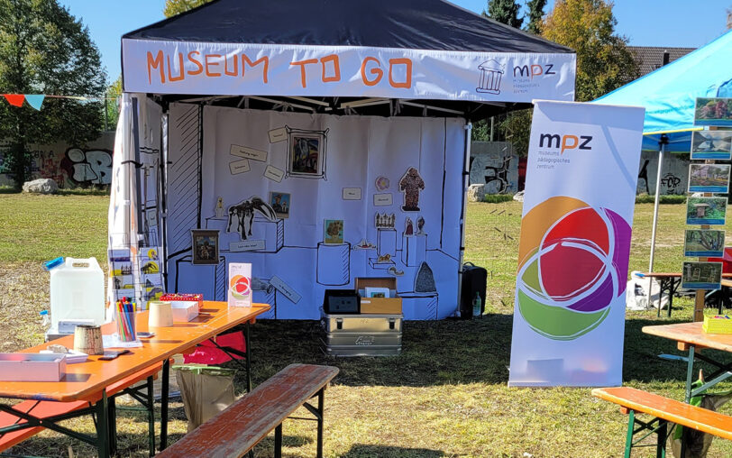 Pavillon mit magnetischen Darstellungen von Exponaten, mit denen man an einer Magnetwand eine Ausstellung zusammenstellen kann.