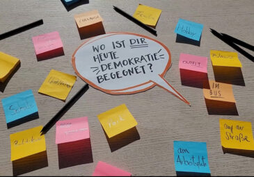 Workshop-Board mit Post-Its und dem Thema: Wo ist dir heute Demokratie begegnet?