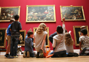 Aktive, neugierige Kinder in der Alten Pinakothek.