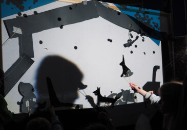 Kinder beim Schattenspielen.