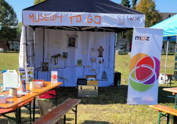 Pavillon mit magnetischen Darstellungen von Exponaten, mit denen man an einer Magnetwand eine Ausstellung zusammenstellen kann.