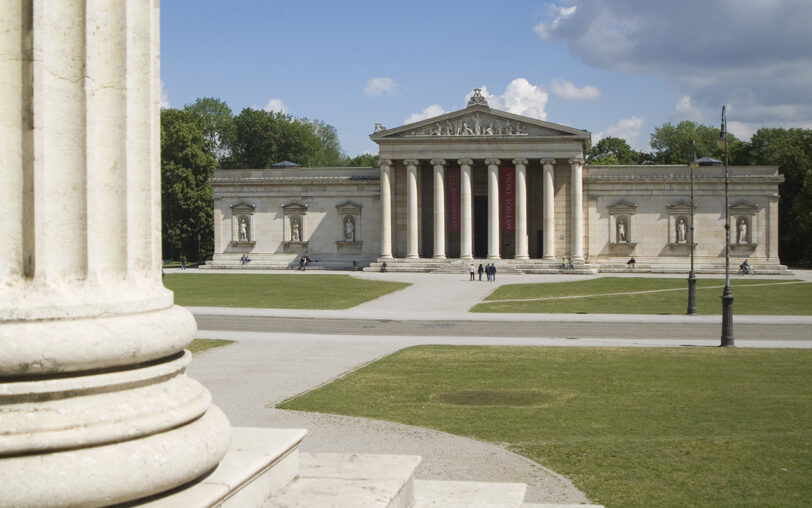 Blick auf den Königsplatz: Prächtige Säulentempel.