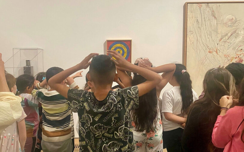 Bewegte Kinder in einer modernen Kunstausstellung.