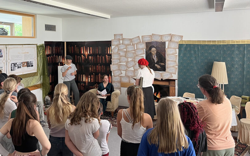 Jugendliche spielen ein Theaterstück.