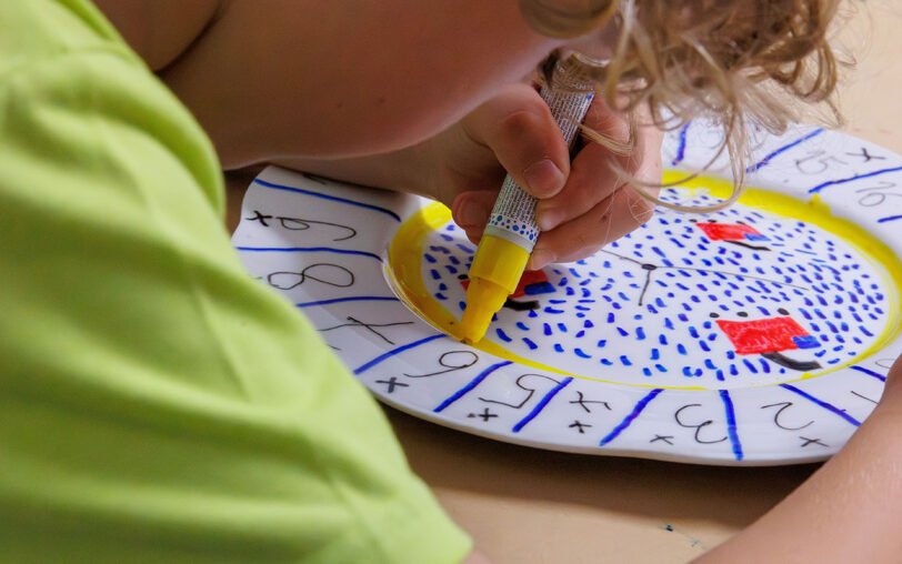 Ein Kind beim Zeichnen.