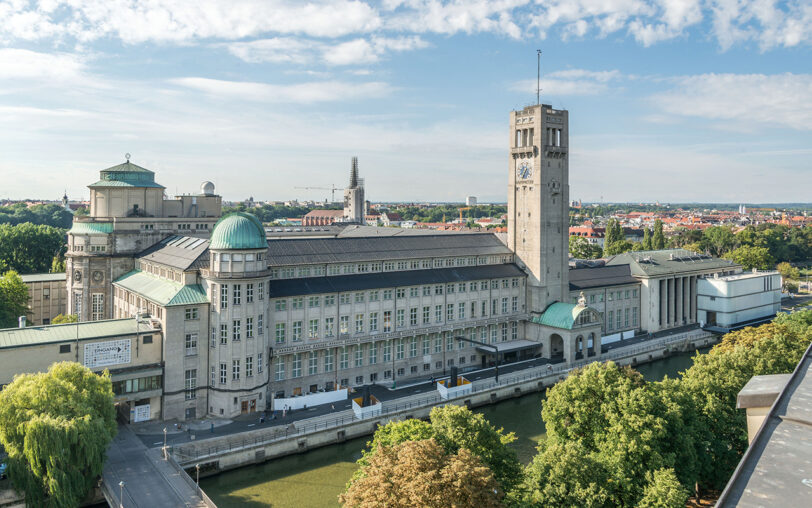 Monumentaler, berühmter Museumsbau an der Isar aus der Vogelperspektive.