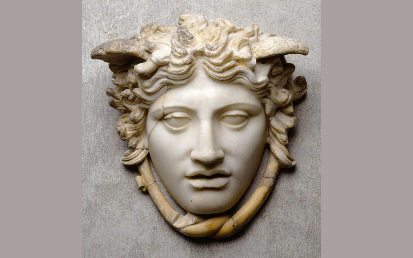 Antike Marmorskulptur der Medusa.