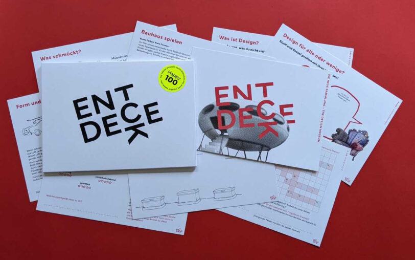 Modern gestaltetes Kartenset mit 11 Karten in einem Umschlag.