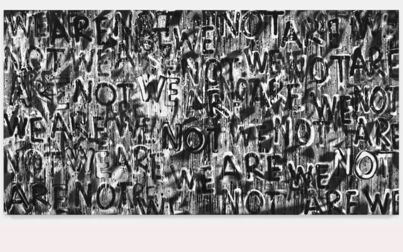 Kunstwerk in Schwarz und Weiß mit Buchstaben in-, über- und durcheinander.