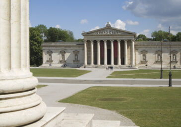 Blick auf den Königsplatz: Prächtige Säulentempel.