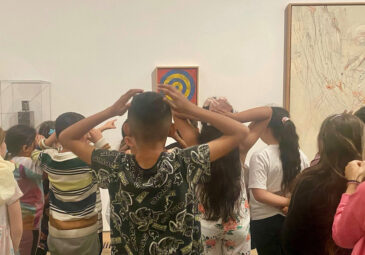 Bewegte Kinder in einer modernen Kunstausstellung.