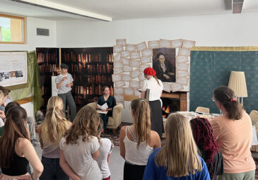 Jugendliche spielen ein Theaterstück.