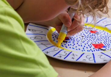 Ein Kind beim Zeichnen.