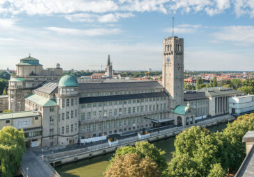 Monumentaler, berühmter Museumsbau an der Isar aus der Vogelperspektive.