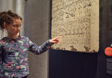 Kind deutet auf eine ägyptische Inschrift.