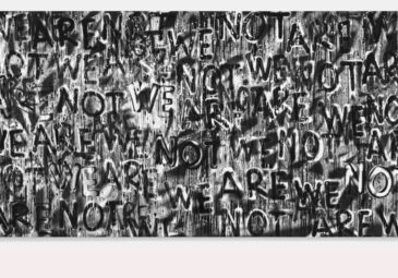 Kunstwerk in Schwarz und Weiß mit Buchstaben in-, über- und durcheinander.