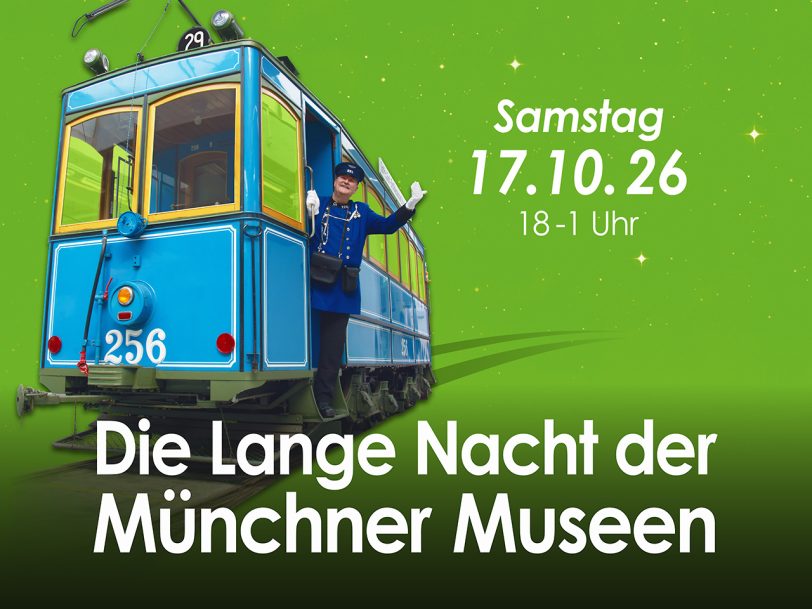 Die Grafik zeigt eine Trambahn auf grünem Grund. Text: Die Lange Nacht der Münchner Museen, Samstag, 17.10.26, 18-1 Uhr