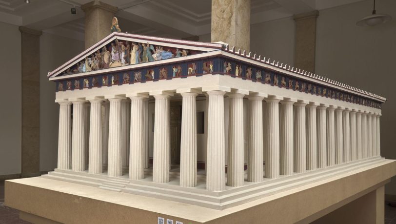 Architekturmodell eines antiken Tempels