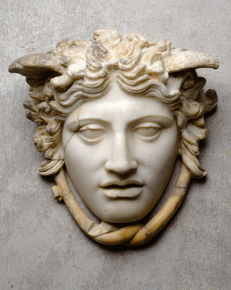 Antiker Marmorkopf der Medusa.
