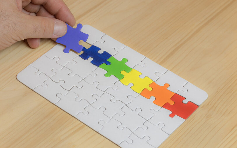 Bunte Puzzleteile, die ineinandergreifen.