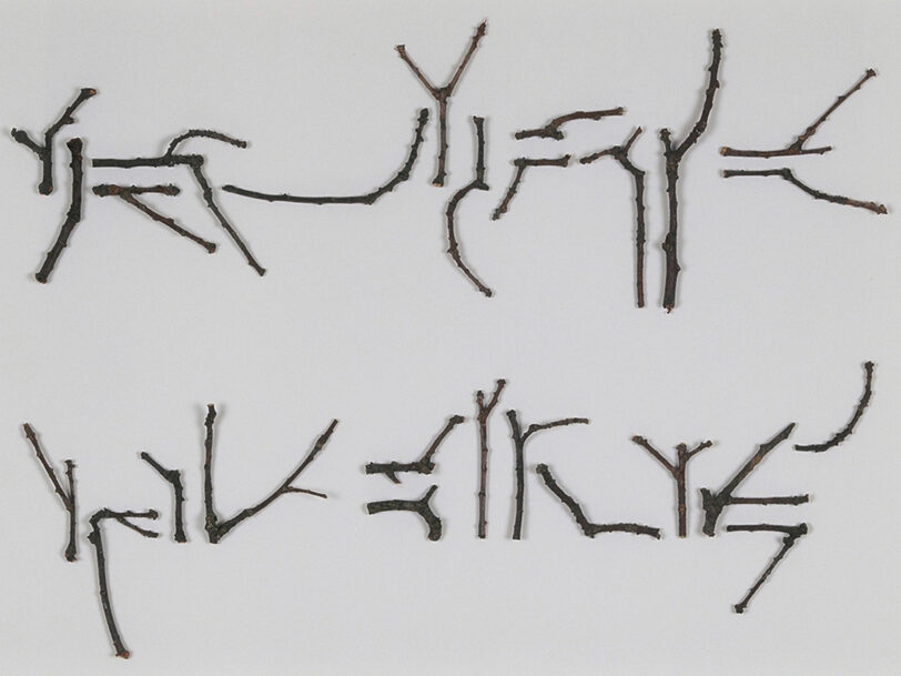 Kunstwerk aus Stöckchen, die aussehen wie Schrift.