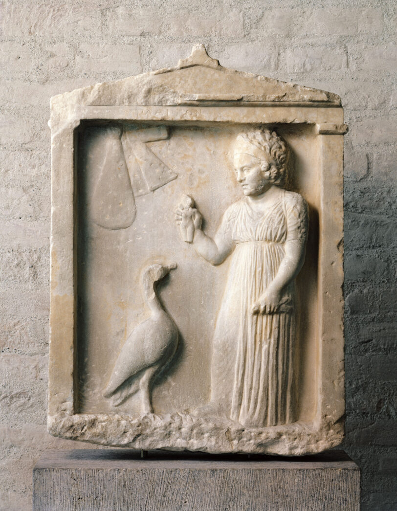 Relief von einer Frau mit Gans.