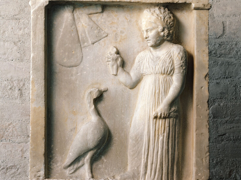 Ausschnitt von Relief einer Frau mit Gans.