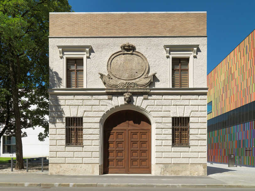 Außenansicht eines klassizistischen Eingangstores.