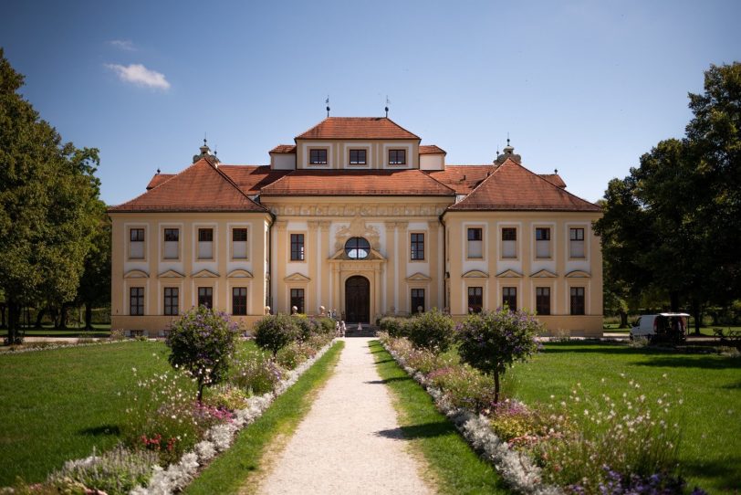 Außenansicht vom Garten aus gesehen auf Schloss Lustheim