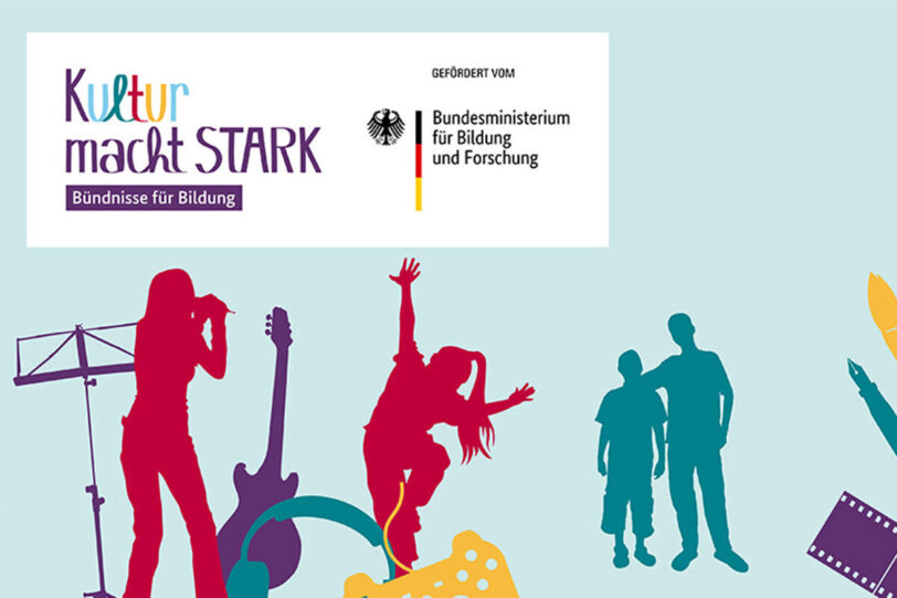 Das Logo von „Kultur macht stark. Bündnisse für Bildung“ mit dem Logo des „Bundesministeriums für Bildung und Forschung“ oben links. Auf türkisfarbenem Hintergrund bunte Schattenfiguren: Tanzende und musizierende Jugendliche, eine Gitarre, ein Notenständer, ein Kopfhörer, Pinsel, Füller und ein Stück Filmrolle.