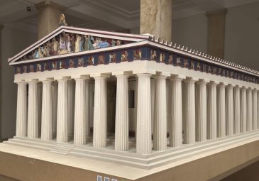 Architekturmodell eines antiken Tempels