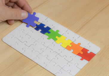 Bunte Puzzleteile, die ineinandergreifen.