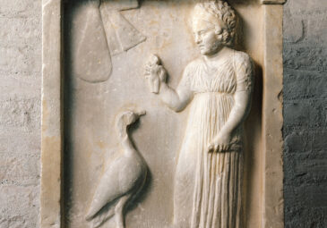 Ausschnitt von Relief einer Frau mit Gans.