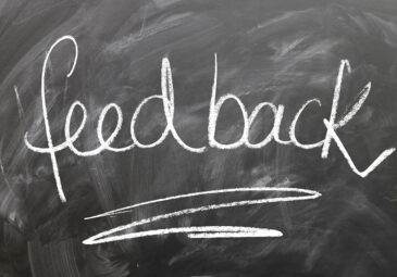 Tafel mit Aufschrift "Feedback".