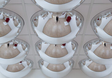 Kunstwerk: Silberne, spiegelnde Halbkugeln an der Decke.