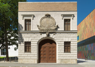 Außenansicht eines klassizistischen Eingangstores.