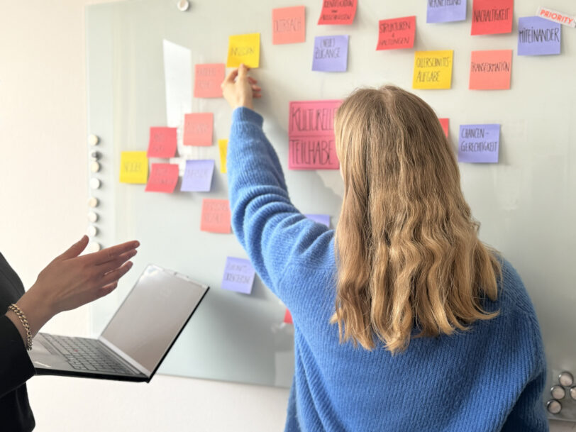 Agiles, kreatives Arbeit mit Post-Its an einem Whiteboard